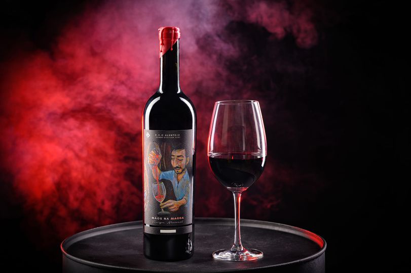
                  
                    Cargar imagen en el visor de la galería, Vin rouge AOC Alentejo &amp;quot;Mãos na Massa&amp;quot; 2020 De FABIO FERNANDES
                  
                